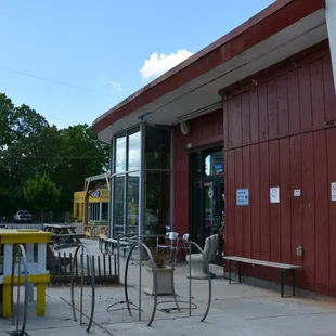 the outside of a restaurant