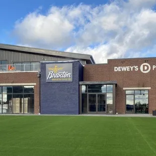 Graeter&apos;s, Braxton Taproom and Dewey&apos;s Pizza opened 11/27/24.