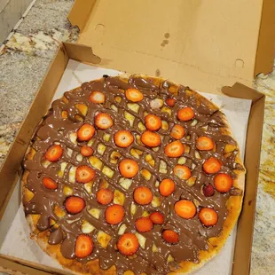 Nutella and Morango sweet pizza