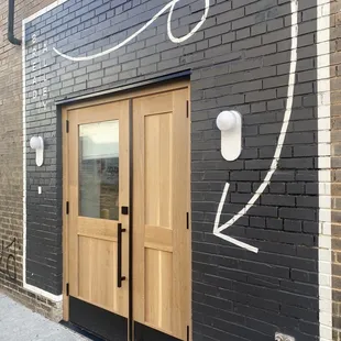 Entrance door - no easily noticeable signs