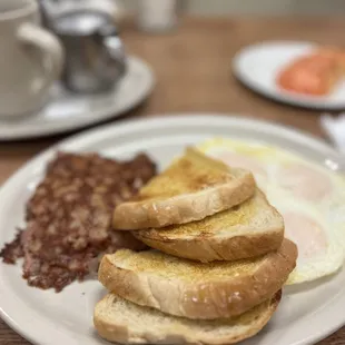 a plate of breakfast food