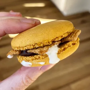 S&apos;mores macaron