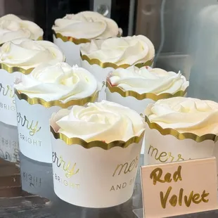 Yummy cupcakes! Light in texture, moist and flavorful! (･‿･) It's clear that they pour their heart and soul into their creations