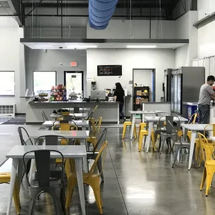 Seating/eating area and cafe