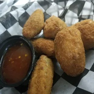 a basket of fried chicken nuggies