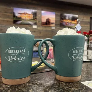 Great coffee and hot chocolate with mint. Great service. Amazing food for breakfast or lunch. Highly recommend.