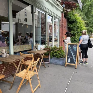 Storefront and line to order