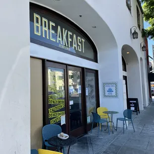 the outside of a restaurant