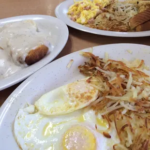 eggs, hash browns, toast and gravy