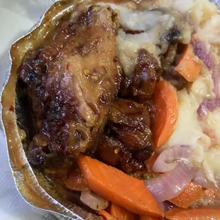 Bbq chicken wings / mashed potatoes and veggies