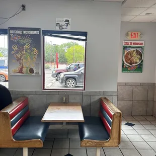 Walter's booth at Los Pollos Hermanos