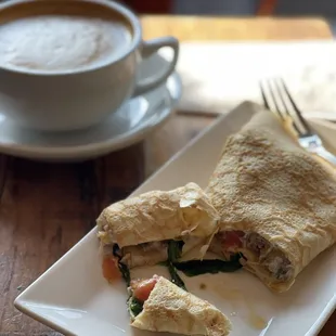 Crepe with spinach, tomato and sausage and a latte with honey