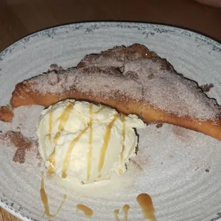 Apple pie with ice cream