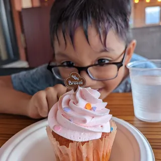 Breeze Strawberry Cupcake