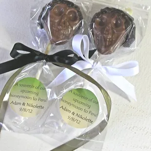 Shrunken heads make an unusual wedding favor, but it worked for this couple...
