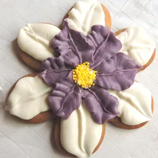 White chocolate and butter cookie flower