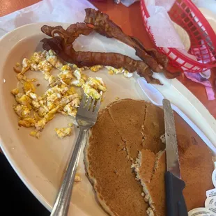 Pancakes, huevo y bacon