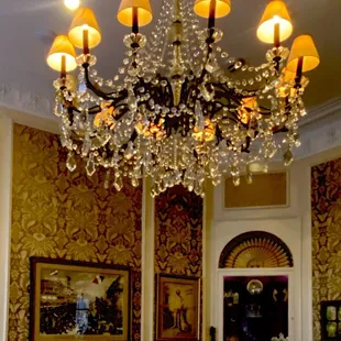 Kings Room upstairs. High ceiling&apos;s, cozy Vintage FQ ambiance. Fabulous chandeliers. Very Romantic with FQ street views. Moi Fave. OuiOui.