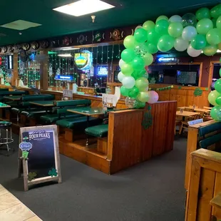 a green balloon arch