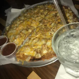 Cheese crisp with chicken... and drinks