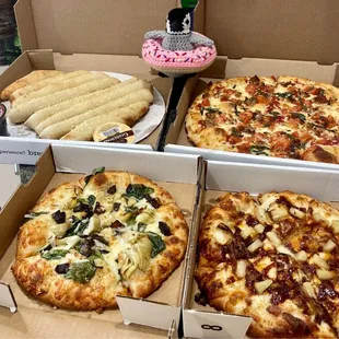 Photo of all of the pizzas we got (explained in the description!) - what a fantastic assortment of flavor!