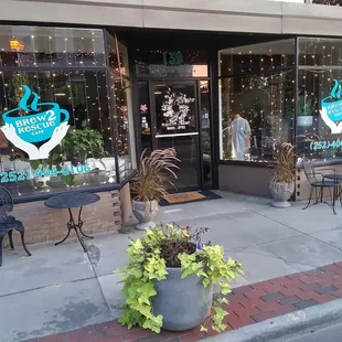 the outside of a coffee shop