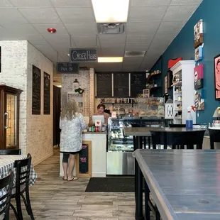 Main aisle to ordering.