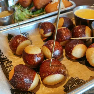 PRETZEL BITES