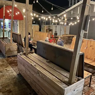 Outdoor patio w/plenty of seating.