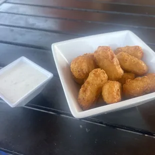 Mac n cheese smoked Gouda bites