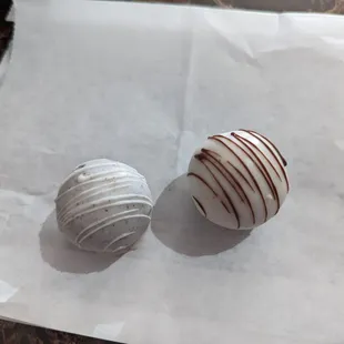 Wedding cake and oreo minicake