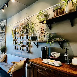Coffee condiment station