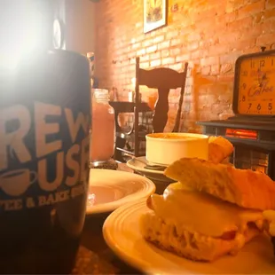 Cozy area in the back, perfect for brunch with friends. I only wished that staff kept the kitchen door closed :/