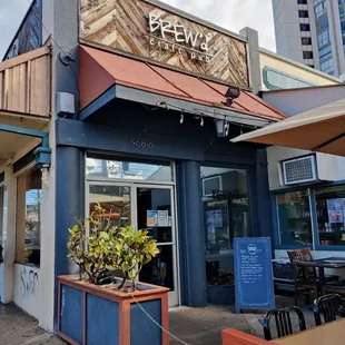 Located on the corner of Waialae Avenue and 9th Avenue