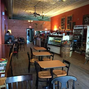 Lots of sitting room, can adjust tables for groups, warm atmosphere.