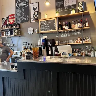 Great atmosphere, super cool owner/barista.