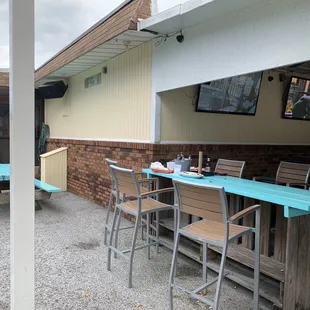 the outside seating area of a restaurant