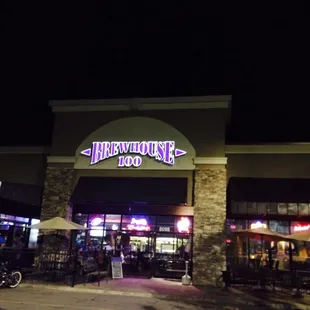 the outside of a restaurant at night