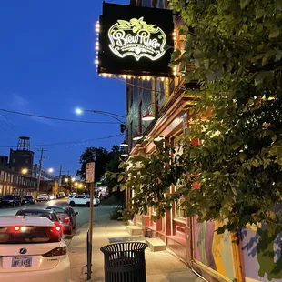 the outside of the restaurant