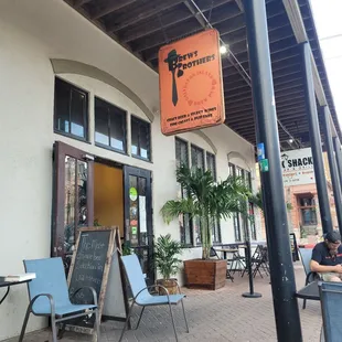the outside of a coffee shop