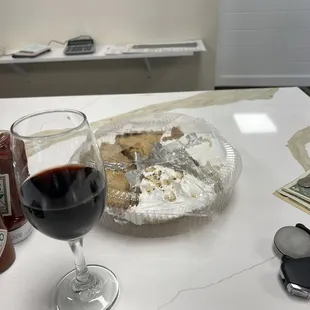 Red wine and 6 different pies