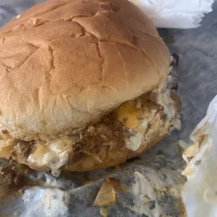 Cheeseburger with mayo, onions, chili