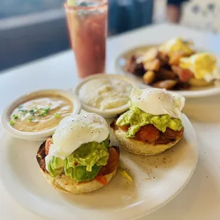 California Benedict without meat and Hollandaise on the side. Also with plain grits.
