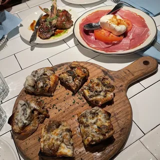 BRUSCHETTA ai FUNGHI e MONTASIO