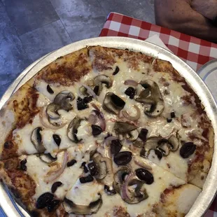 Pizza with mushrooms, onion &amp; olives