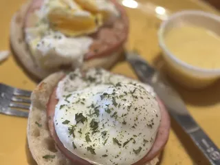 D'Cracked Egg
