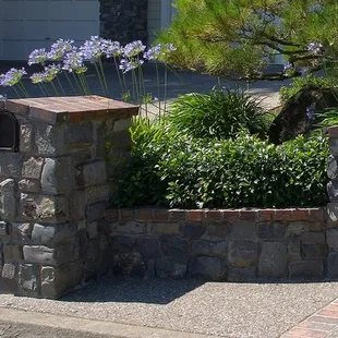 Retaining wall mailbox