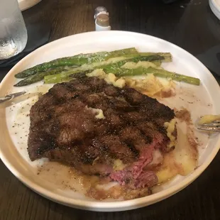 Ribeye with mash potatoes and asparagus