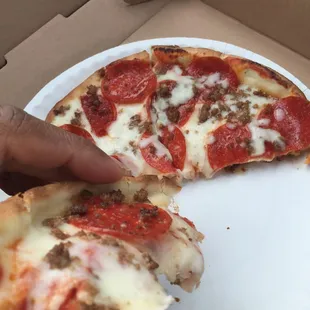 Personal pizza with a drink.