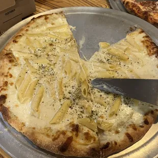Mac and Cheese pizza